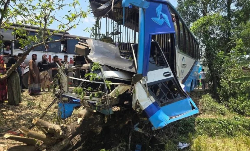 দুই বাসের ভয়াবহ সংঘর্ষে প্রাণ গেল ১ জনের, আহত ১১