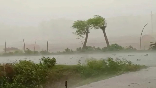 ১০ জেলায় ঝড়-বৃষ্টির পূর্বাভাস, নদীবন্দরে সতর্ক সংকেত