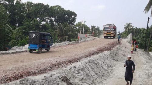 ৮ দিনের ভোগান্তির অবসান: মঠবাড়িয়া–পাথরঘাটা সড়কে ফের স্বাভাবিক যান চলাচল