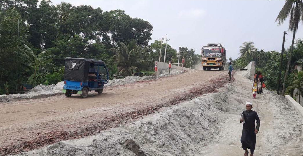 ৮ দিনের ভোগান্তির অবসান: মঠবাড়িয়া–পাথরঘাটা সড়কে ফের স্বাভাবিক যান চলাচল
