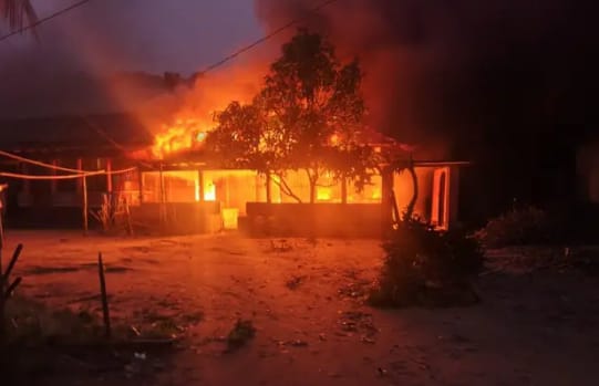 সাঘাটায় শিবির নেতা হত্যার ঘটনায় অভিযুক্তদের বাড়িতে আগুন, আটক ১
