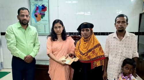 মঠবাড়িয়ায় ৩০ আঙুল নিয়ে জন্ম নেওয়া শিশুর পরিবারকে সহায়তা দিল উপজেলা প্রশাসন