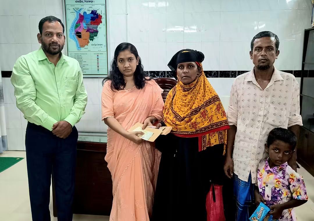 মঠবাড়িয়ায় ৩০ আঙুল নিয়ে জন্ম নেওয়া শিশুর পরিবারকে সহায়তা দিল উপজেলা প্রশাসন