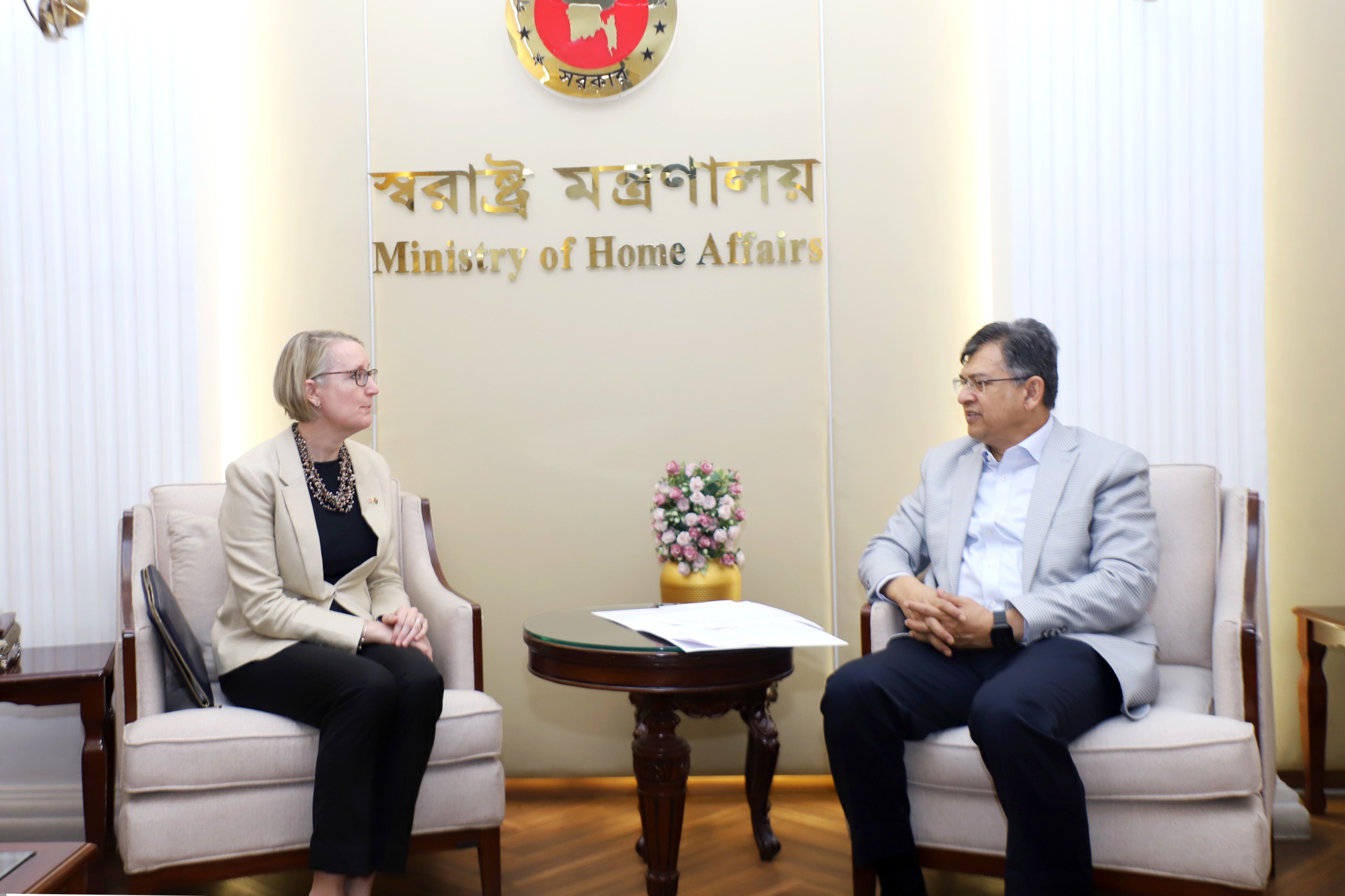 স্বরাষ্ট্রমন্ত্রীর সঙ্গে যুক্তরাজ্যের হাইকমিশনারের বৈঠক, নিরাপত্তা ও অভিবাসন নিয়ে আলোচনা