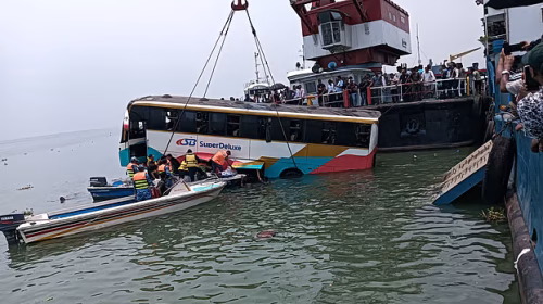 দৌলতদিয়ায় পদ্মা নদীতে পড়া বাস আড়াই ঘণ্টা পর উদ্ধার