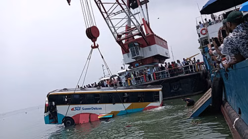 দৌলতদিয়া ফেরিঘাটে ফের নদীতে বাস, অল্পের জন্য রক্ষা পেলেন যাত্রীরা