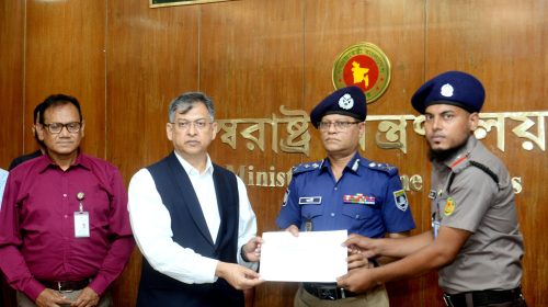 জনবান্ধব পুলিশ গঠনে পুরস্কার ও তিরস্কারের নীতি অব্যাহত থাকবে: স্বরাষ্ট্রমন্ত্রী