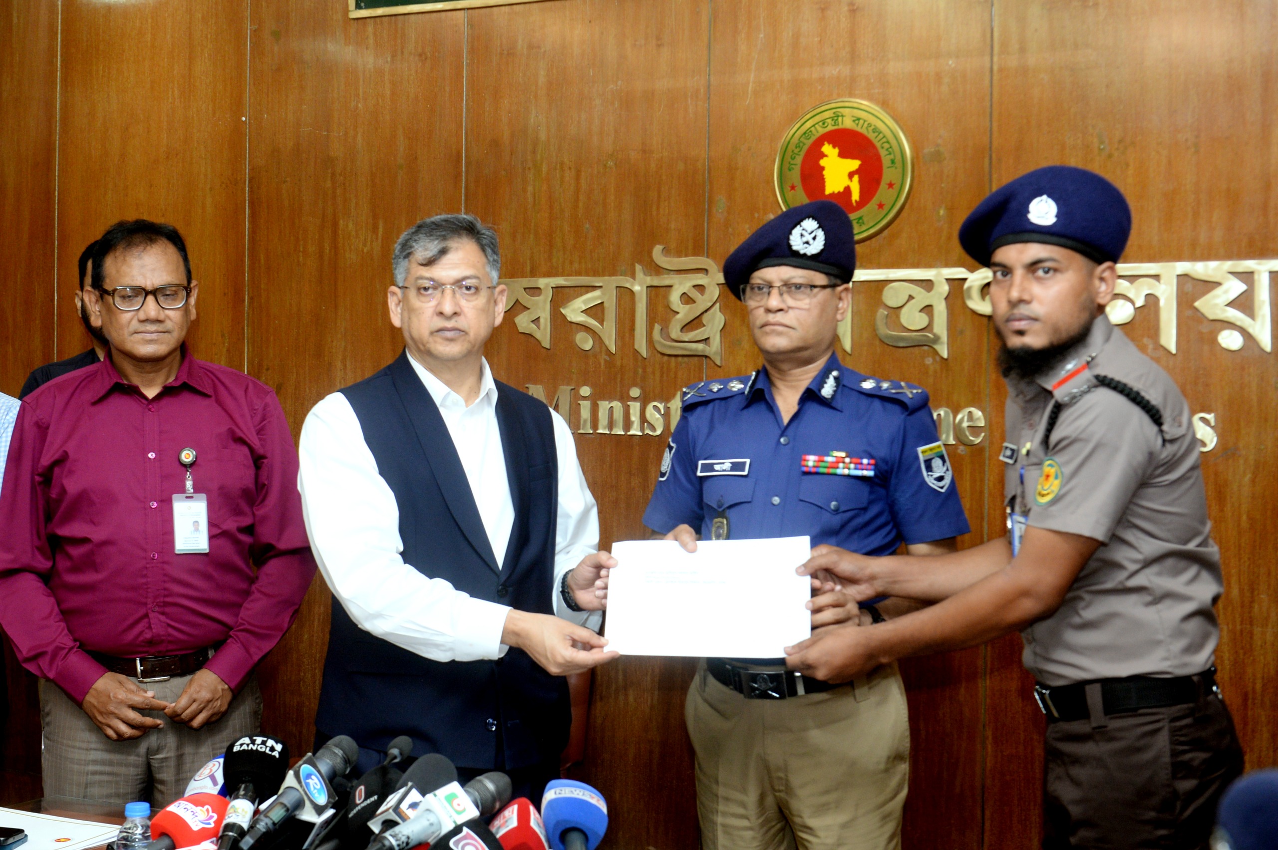 জনবান্ধব পুলিশ গঠনে পুরস্কার ও তিরস্কারের নীতি অব্যাহত থাকবে: স্বরাষ্ট্রমন্ত্রী