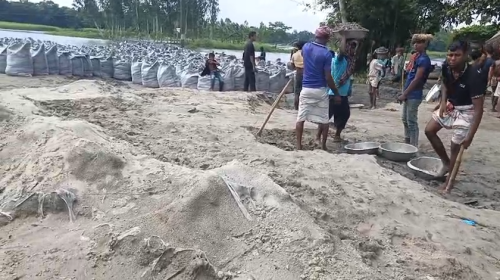 নদীভাঙন রোধ প্রকল্পের পাশেই ড্রেজারে বালু উত্তোলন