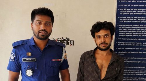 মঠবাড়িয়ায় মাদক ব্যবসায়ীকে আটক করে পুলিশের হাতে সোপর্দ করলেন এলাকাবাসী