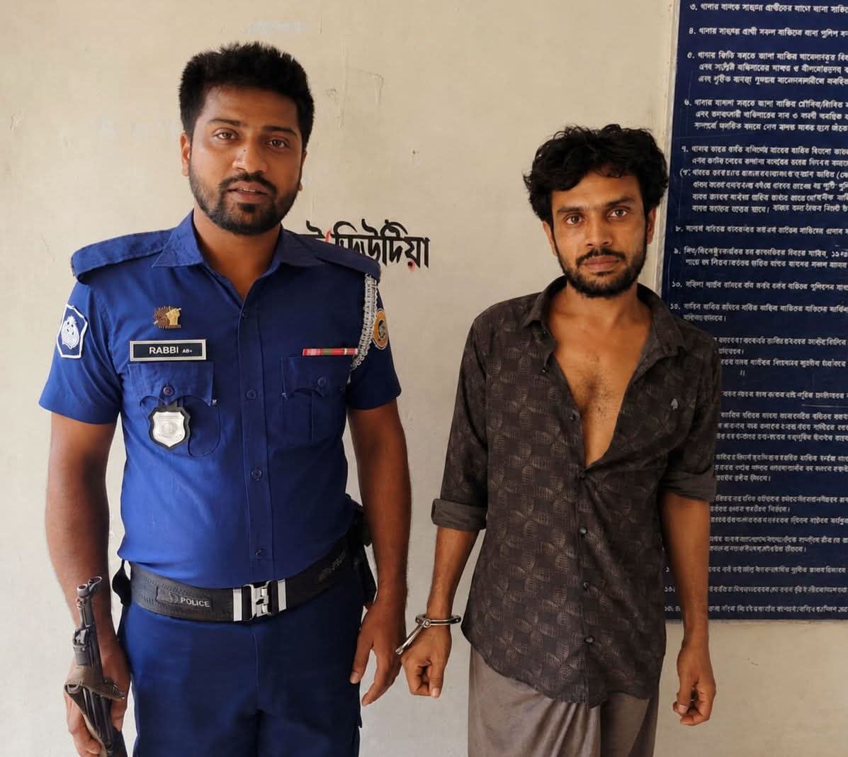 মঠবাড়িয়ায় মাদক ব্যবসায়ীকে আটক করে পুলিশের হাতে সোপর্দ করলেন এলাকাবাসী