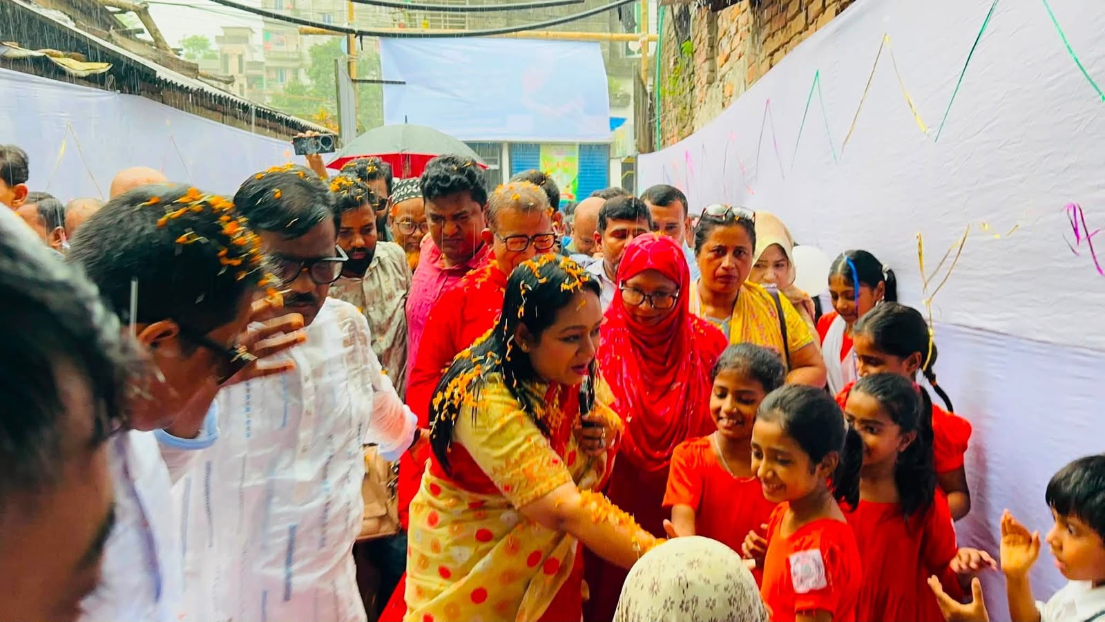 দরগাহ সরকারি প্রাথমিক বিদ্যালয়ে শিক্ষার্থীদের মাঝে খেলার সামগ্রী বিতরণ
