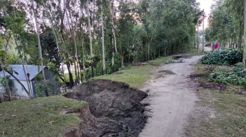 ধসে যাচ্ছে গাইবান্ধা শহরক্ষা বাঁধ, ২৫ পয়েন্টে ফাটল, ঘুম হারাম শহরবাসীর