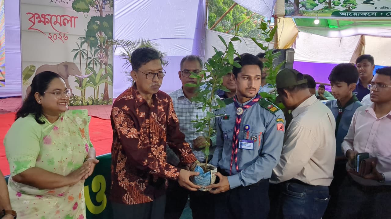 পরিবেশ রক্ষায় রাঙামাটিতে বৃক্ষরোপণ অভিযান ও চারা বিতরণ