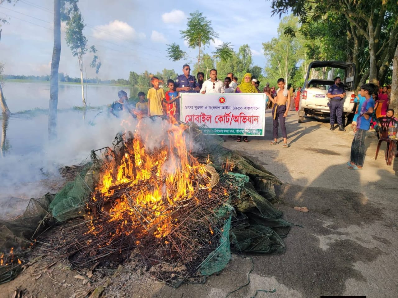 গাইবান্ধায় অবৈধ চায়না দুয়ারি জালের বিরুদ্ধে মোবাইল কোর্ট, ৪০টি জাল ধ্বংস; ৭ জনকে জরিমানা