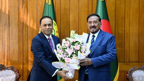 রাষ্ট্রপতির দায়িত্বভার গ্রহণ করায় স্পিকার হাফিজ উদ্দিন আহমদকে ফুলেল শুভেচ্ছা