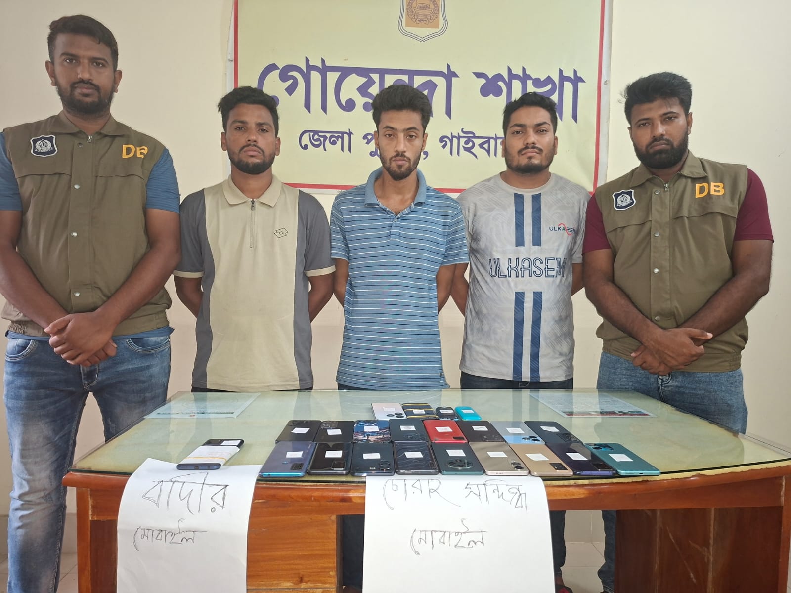 গাইবান্ধায় ছিনতাইকৃত ২২ মোবাইল উদ্ধার, ছিনতাইকারীসহ গ্রেপ্তার ৩