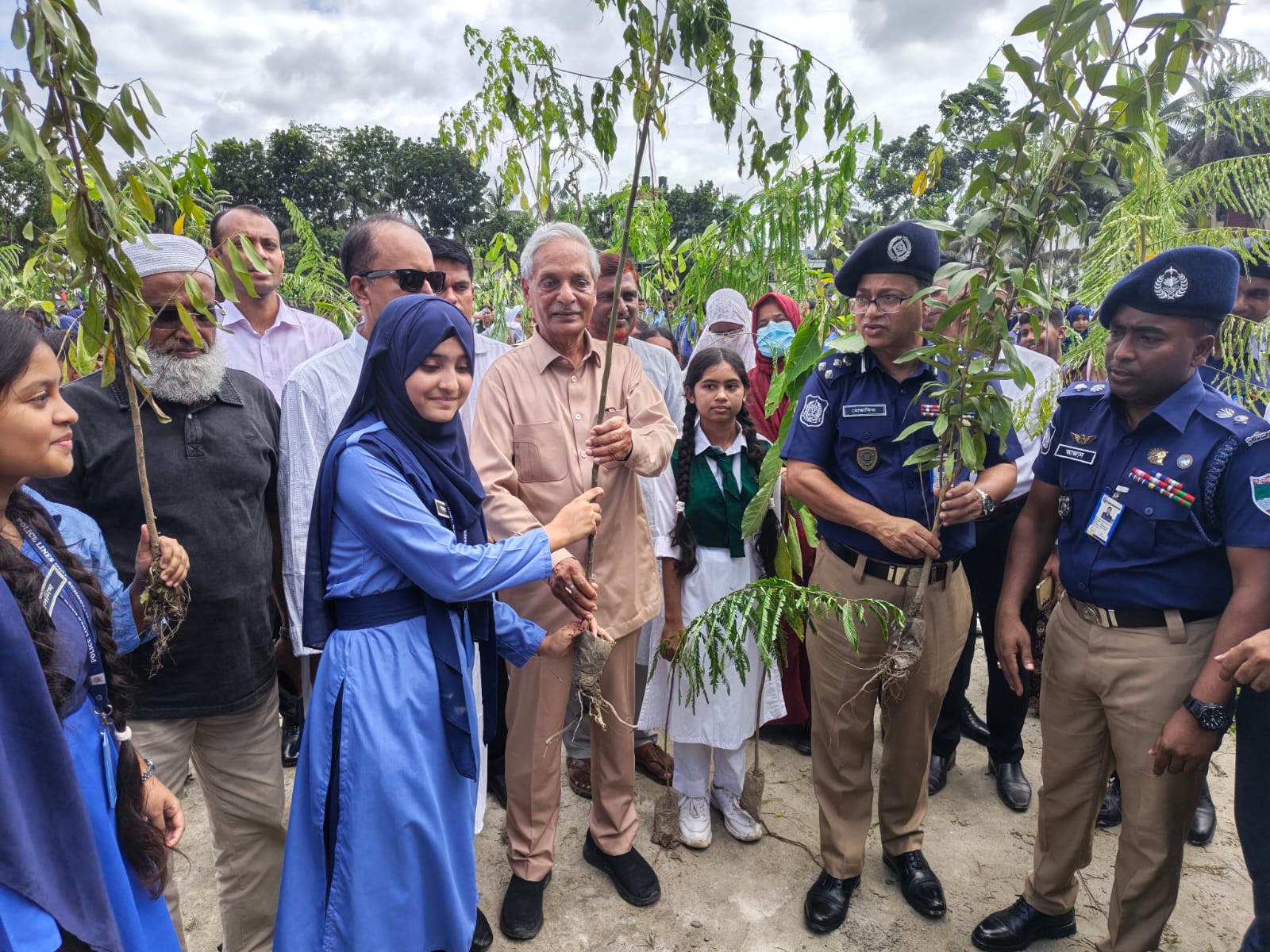 মাগুরায় ১০ হাজার বৃক্ষরোপণ কর্মসূচির উদ্বোধন করলেন সংস্কৃতি মন্ত্রী নিতাই রায় চৌধুরী