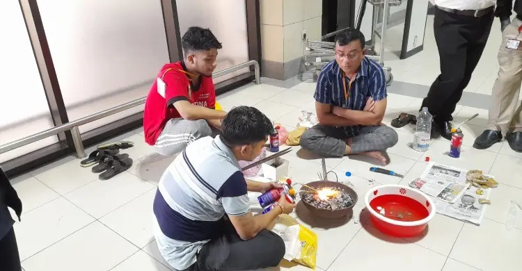 পায়জামার বেল্ট ও অন্তর্বাসে লুকানো ২.১৬ কেজি সোনাসহ যাত্রী আটক